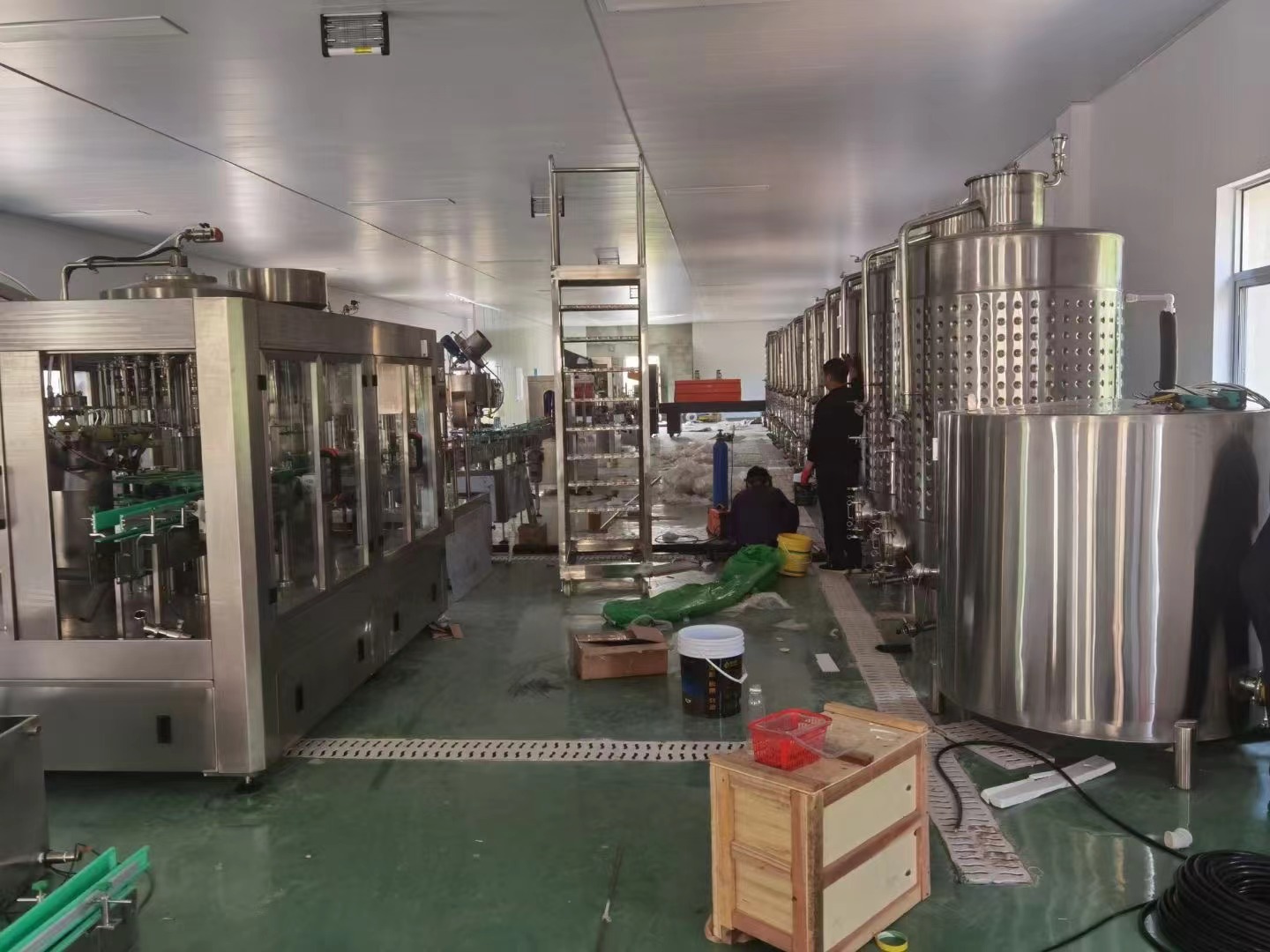 湖北吳總購買的一套果酒設備生產線正在安裝中！